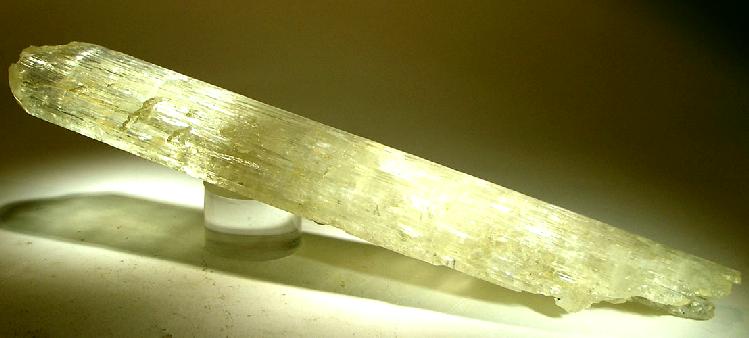 A spodumene crystal shown as a lithium-bearing mineral reference